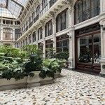 Baratti & Milano -  Baratti & Milano が入っている Galleria の奥には映画館の入り口があり、この広間の地下に劇場がある