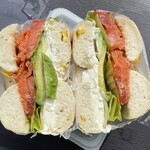 ラッキー ベーグル - アボカドサーモンクリームチーズ、コーンのベーグルにしました！