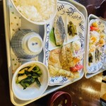 涸沢ヒュッテ - 鯖塩焼き、ミニエビフライ、ちくわ揚げ、付け合わせサラダ、山菜、味噌汁ごはん