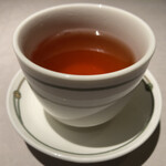 中国飯店 富麗華 - お茶はコマメに注いでくださいます