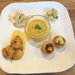 スパイス計画 - まいこのカレー:パニプリ、セロリとココナッツのお浸し、南瓜のココナッツスープ、海老のピクルス♪