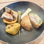 スパイス計画 - スパイス計画:豚肉とゴーヤのファルス、鶏レバーアチャール、茄子のステーキ、オクラのピクルス♪