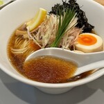 酒肴場 屯 - キリッと冷たい昆布水に煮干しの深い旨み、力強いカエシでパンチのある味わい