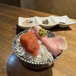 酒肴場 屯 - 海鮮丼のご飯には釜揚げしらすと明太子。そこにらぁ麺のトッピングのレアチャー