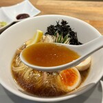 酒肴場 屯 - キリッと冷たい昆布水に煮干しの深い旨み、力強いカエシでパンチのある味わい