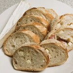 石窯パン工房  パンセ　 - 料理写真:フランスパン＆スパイシーローフ（右）