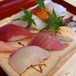 割烹 くにべ - 令和6年8月 営業時間(11:00〜21:30)
にぎり盛り合わせ8貫 税込1100円
