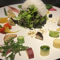中土 - 広島産のお野菜が絵画のように美しく盛られた野菜プレート。これだけでも食べに来たいくらい。芽ネギのエスプーマソースがアクセント。