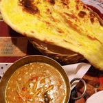 カラチの空 - チャナ豆のカレー＆ガーリックナン