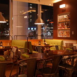 テテス - 丸テーブルとアルミのチェアはお2人用です。