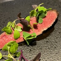 中土 - ボリューミーな鹿タンの塩焼き。シルキーでなめらかな
                      安芸高田市のPremium DEERさんの鹿のタン。田野屋塩二郎さんのお塩が味を引き立てます。