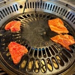 やまがたべこいち - カルビ（左）、豚（右）