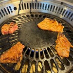 やまがたべこいち - カルビ（左）、豚（右）