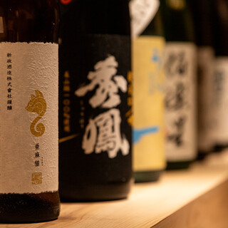 全国各地から取り揃えた季節の日本酒を味わう