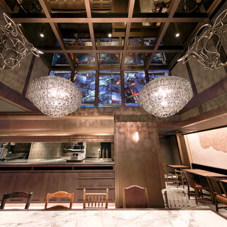 超高層複合施設・東急歌舞伎町タワー１Fシャンデリアが目印