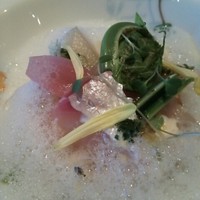 モナリザ 丸の内店 - 桜鯛のアミューズ。
                  下にはコンソメゼリーと白ゴマペースト。
                  文旦のカプチーノ仕立てが爽やかでとても美味しかったです。
                  