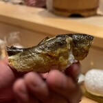 銀座 しのはら - 鮎塩焼き握り　すだちがかかっています