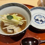 銀座 しのはら - コク深いスッポン出汁に鱧　スッポンつくね　黄ニラ
