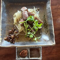 横浜瀬里奈 ステーキドーム - この左下のが脂身を炒めたやつ！これがクセになるのです！