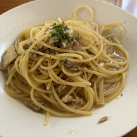 炭火焼イタリアン 海串 ブラーチェ - ■パスタランチ：魚介とキャベツの白ワイン煮（サラダ・スープ・パン付き）￥900…鴨肉とじゃがいもの冷製ポタージュ？：パスタスープは、魚介の旨みとキャベツの甘さが白ワイン煮と一体となり、心地よい余韻が残った。そして、そのスープをパンにつけて飲み干すと、その風味が一層引き立った。