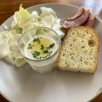 炭火焼イタリアン 海串 ブラーチェ - ■パスタランチ：魚介とキャベツの白ワイン煮（サラダ・スープ・パン付き）￥900…鴨肉とじゃがいもの冷製ポタージュ？：パスタスープは、魚介の旨みとキャベツの甘さが白ワイン煮と一体となり、心地よい余韻が残った。そして、そのスープをパンにつけて飲み干すと、その風味が一層引き立った。