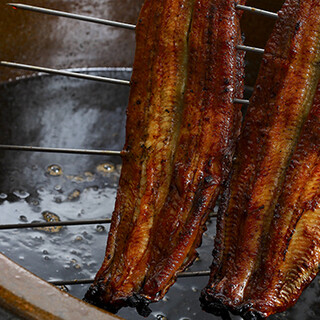 焼き立ての鰻から旨味が混ざる創業より継ぎ足された秘伝のタレ