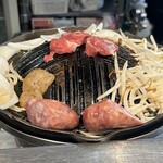 いただきます。 - ■マエバラ￥1,980…脂肪と赤身が適度に混ざり合い、ジューシーで風味豊かな味わい。 ■クラコウソーセージ￥680…食べ応えのある粗挽き太めで、10分ほど、じっくりと焼くことで、ジュワッとジューシーな肉汁があふれ出てきた。　■初回野菜￥300＊2…肉汁を吸収し、その甘みと旨みが増し、口の中で溶けるような感覚。