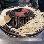 いただきます。 - ■ヒレ肉￥3,600…柔らかく深い風味があり、ジューシー、かつ、繊細な食感。ヒレ肉の旨みは、シンプルな調味料である塩と胡椒だけで十分に引き立てられ、その素材の美味しさは、最大限に引きだされ、口の中で溶ける。レア最高。逸品。　■初回野菜￥300＊2…肉汁を吸収し、その甘みと旨みが増し、口の中で溶けるような感覚。