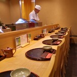 天麩羅 なか江 - カウンターはL字型