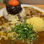 吉田カレー  - 並、甘口、豚ハーフ、チーズ、玉ねぎアチャール、ポテトサラダ（限定）、バターチキンミニ（限定）