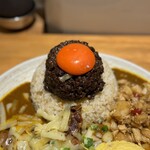 吉田カレー  - 並、甘口、豚ハーフ、チーズ、玉ねぎアチャール、ポテトサラダ（限定）、バターチキンミニ（限定）