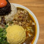 吉田カレー  - 並、甘口、豚ハーフ、チーズ、玉ねぎアチャール、ポテトサラダ（限定）、バターチキンミニ（限定）