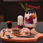 喫茶パステト - 【巨峰を楽しむクリームチーズパフェ】