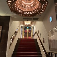 中国料亭 翠鳳 上野本店 - 待合室から見る一階への階段