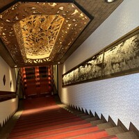 中国料亭 翠鳳 上野本店 - 一階入り口から見た地下の入り口