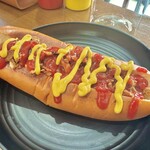 ブラックプール ハンバーガー カフェ - ケチャップとハニーマスタードを好みの量をかけて食べる！