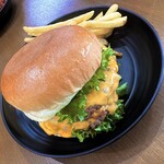 ブラックプール ハンバーガー カフェ - ダブルチーズバーガー　ビーフパティもダブル。ソース無しでもこのボリューム感！