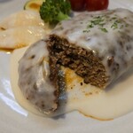 キッチン ブルー グローブ - ハンバーグをカット