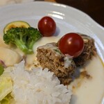 キッチン ブルー グローブ - トマトを乗せてみるも溢れる