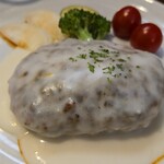 キッチン ブルー グローブ - 正面から、俵型のハンバーグ