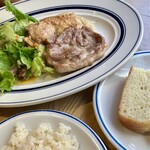 COMEDOR MONRICO - こちらは「お肉２種盛り合わせ」✨