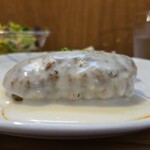 キッチン ブルー グローブ - 横から、分厚いハンバーグ