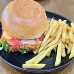 ブラックプール ハンバーガー カフェ - ベーコントマトチーズバーガーフライドポテト