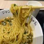 まんしゅう - スープと麺がよく絡む