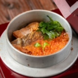 出汁の香りも楽しめる約9種類の釜めし。〆のお茶漬けもどうぞ