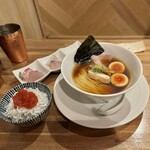 酒肴場 屯 - 津軽煮干し中華蕎麦（味玉入り）¥950、海鮮丼¥500