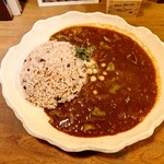 カザミドリ - 料理写真:今回は

●日替わりカレー　980円

●大盛り　100円

を注文してみた

■今日（2024/08/20）の『日替わりカレー』は
『ミンチとピーマンのカレー』との説明があった