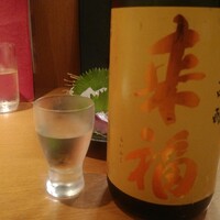 UMAMI日本酒弐番館 - 店と蔵元の限定コラボな「来福」。オールマイティな食中酒はもちろん、単体飲みでもしっかり飲みごたえを感じる仕上がり。