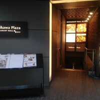UMAMI日本酒弐番館 - こちらの階段で地下へ