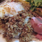 ジュイップ - ドライカレーは、ほど良くスパイシーで、エリンギ、しめじ、しいたけなどいろんなキノコが入っています